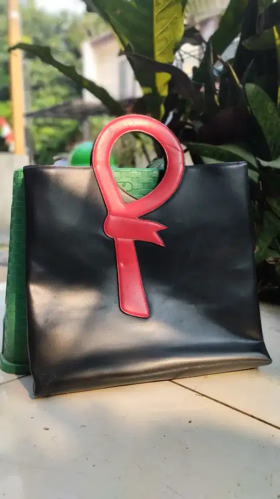 Tas Tote Hitam Handle Pita Merah — Statement Bag — Like New