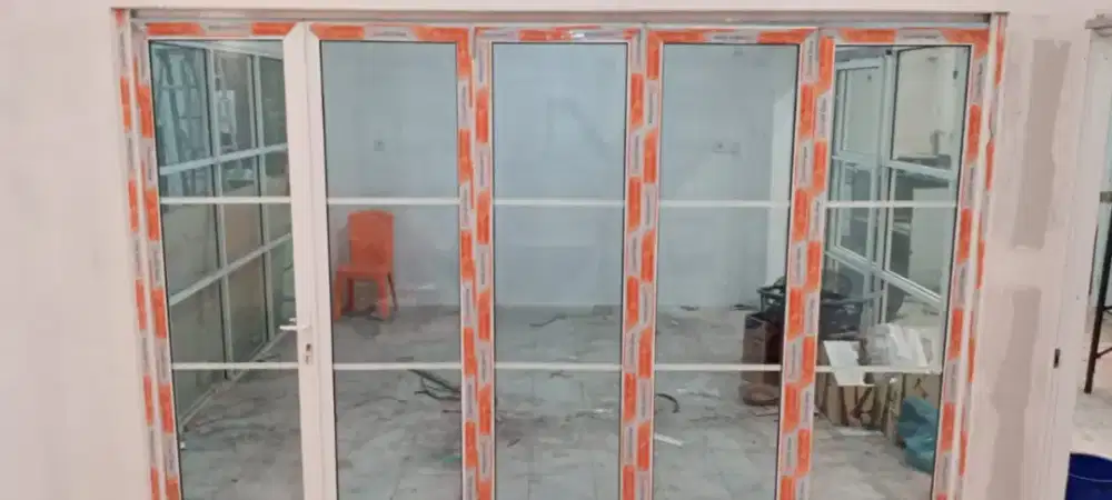 Pintu lipat sekat partisi kaca