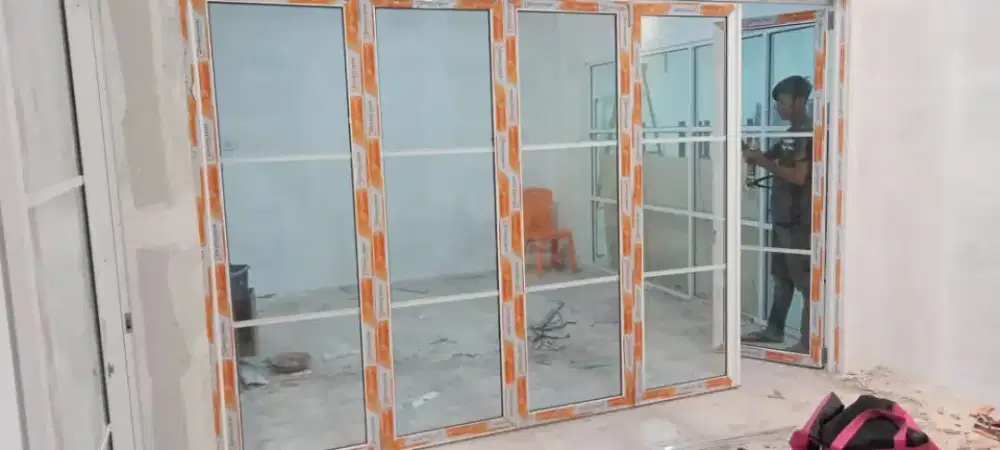 Pintu lipat sekat partisi kaca