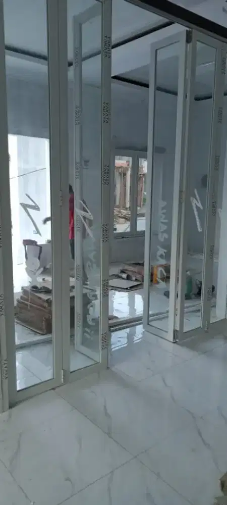 Pintu lipat sekat partisi kaca