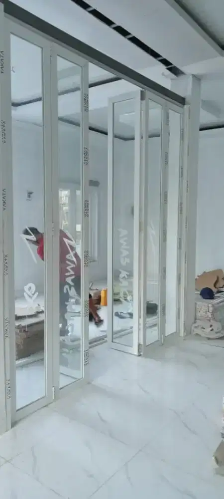 Pintu lipat sekat partisi kaca