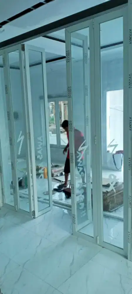 Pintu lipat sekat partisi kaca