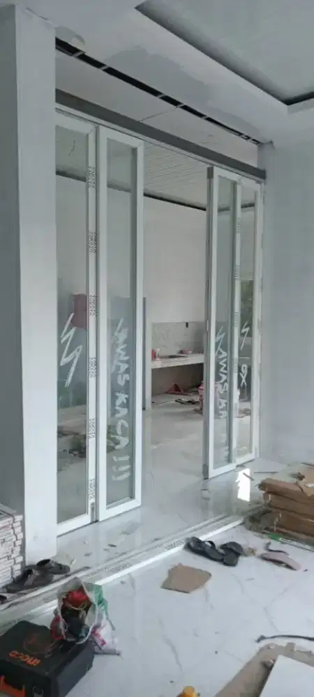 Pintu lipat sekat partisi kaca