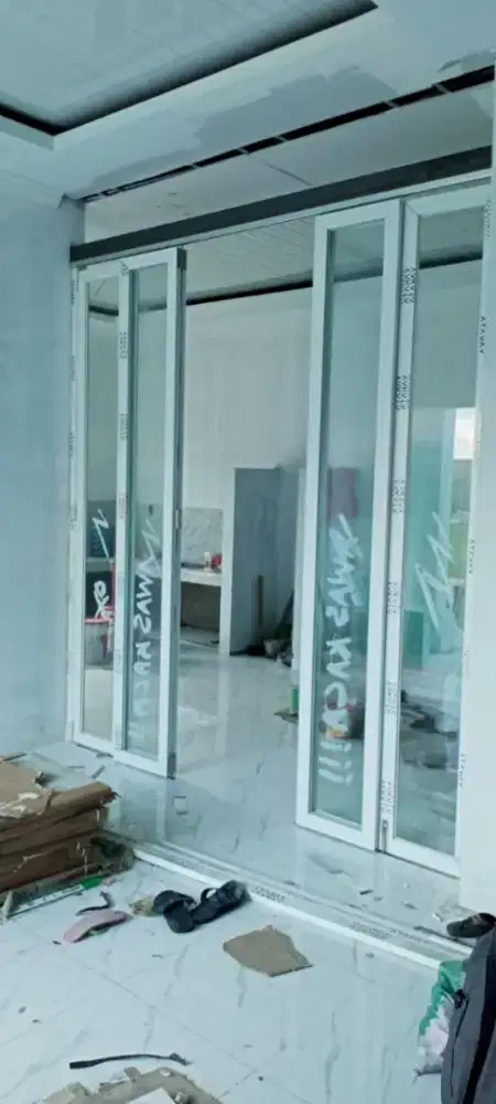 Pintu lipat sekat partisi kaca
