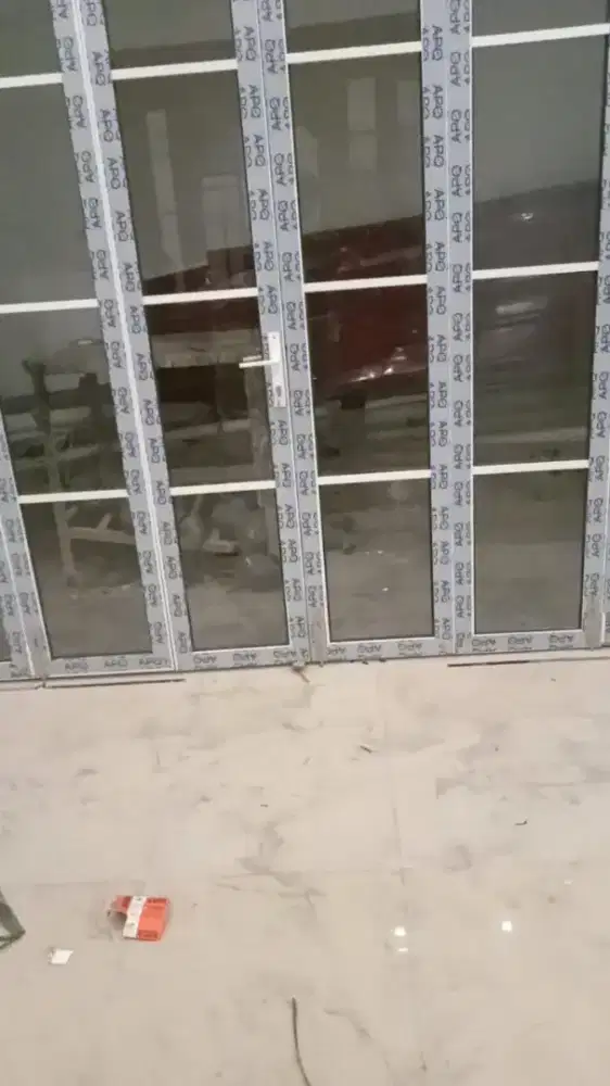 Pintu lipat sekat partisi kaca