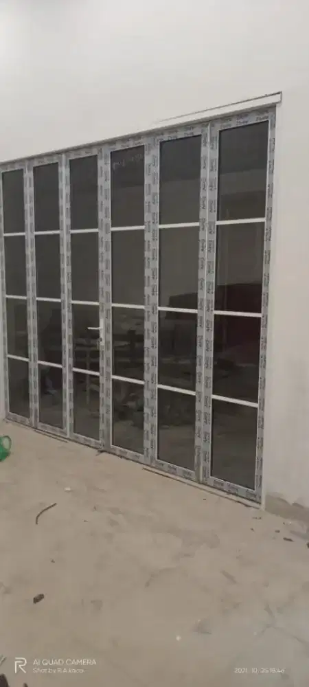 Pintu lipat sekat partisi kaca