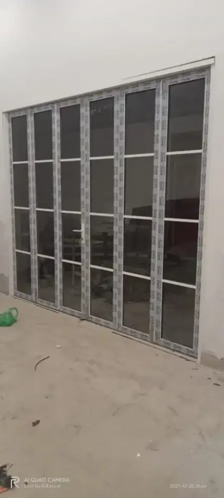 Pintu lipat sekat partisi kaca