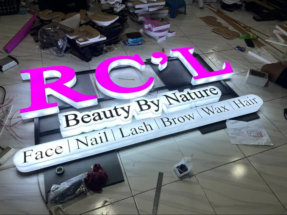 Signage Neon Box Cafe dan Salon Kecantikan