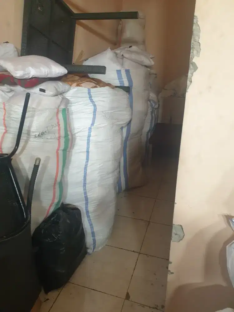 Bantal kecil ex kamar hotel