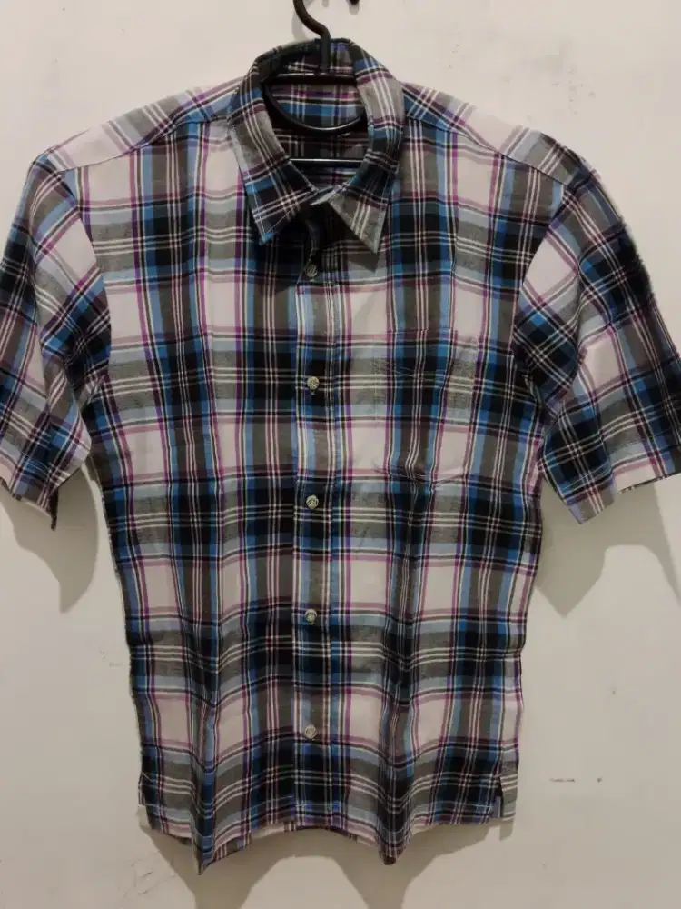 Kemeja lengan pendek size M
