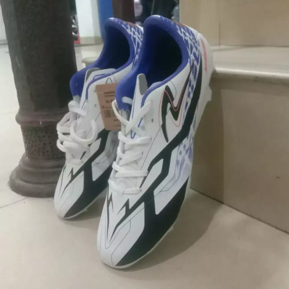 Sepatu bola specs size 44