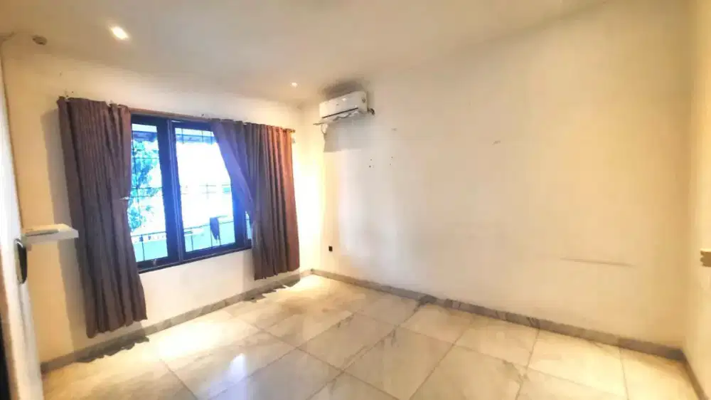 Rumah Muara Karang Hadap Selatan