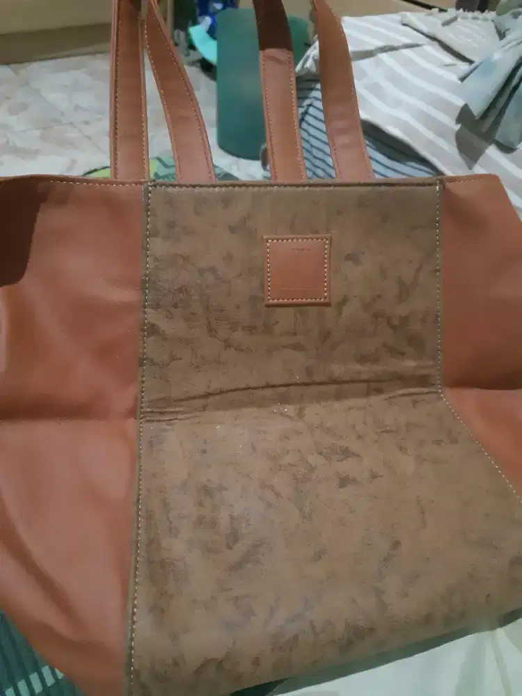 Tas tangan.       JL