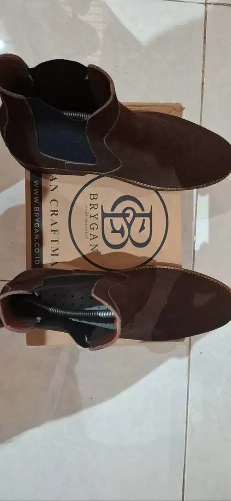 Sepatu kulit suede model chelsea