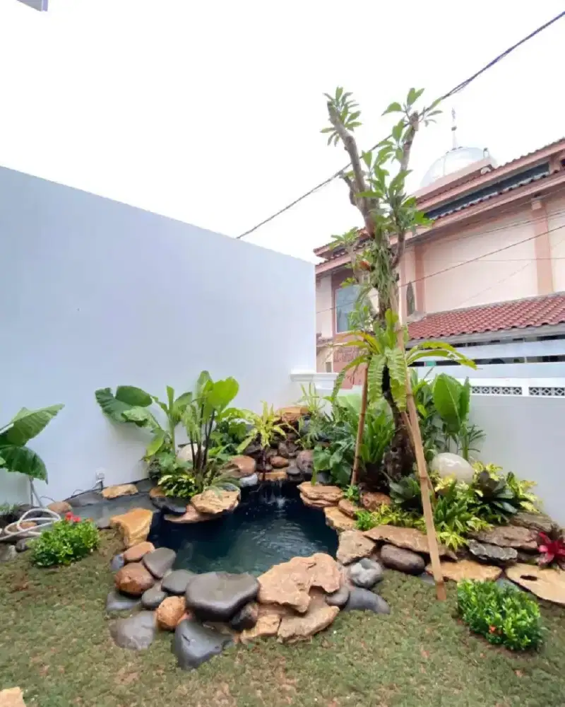 Mengerjakan pembuatan kolam koi