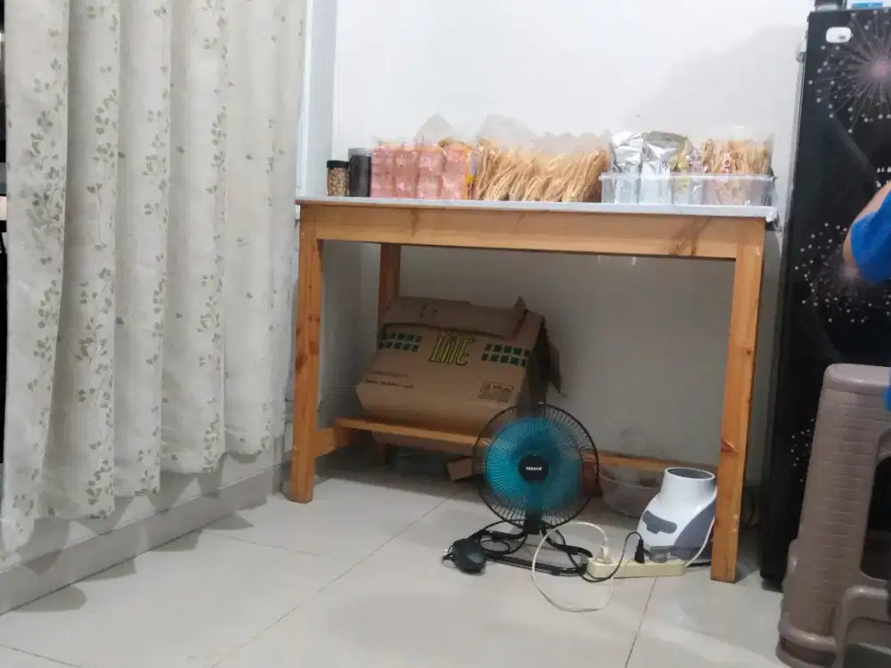 Meja kayu warna coklat