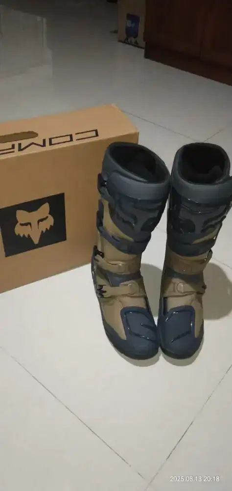 Sepatu motocross