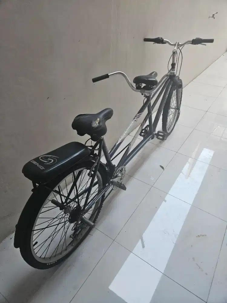 Sepeda tandem bersama keluarga
