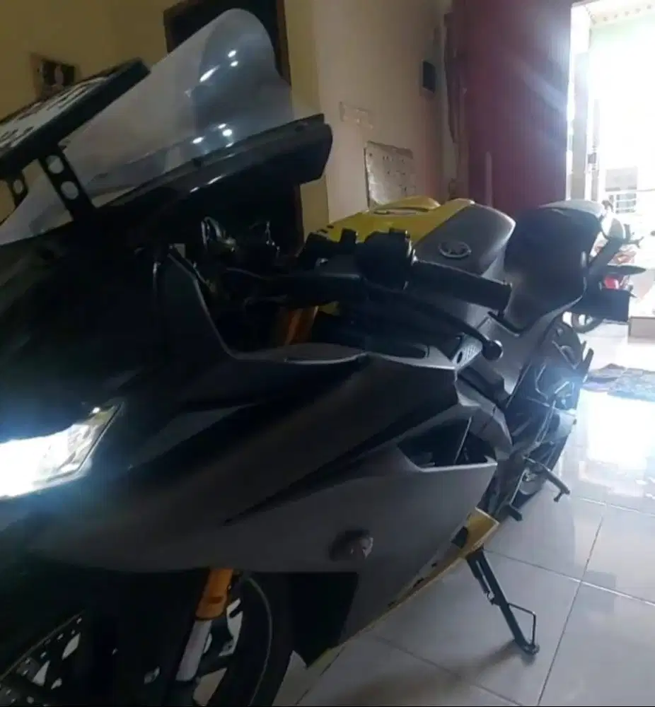Yamaha R15 tahun 2019, warna kuning abu abu.