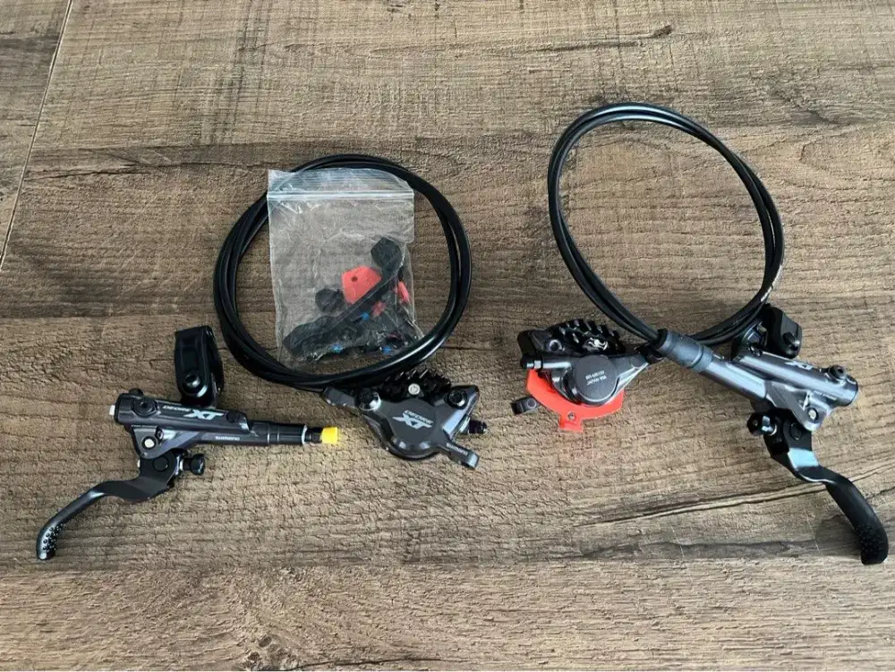 Shimano XT M8100 brakeset with Fin pads
Rem sepeda MBT