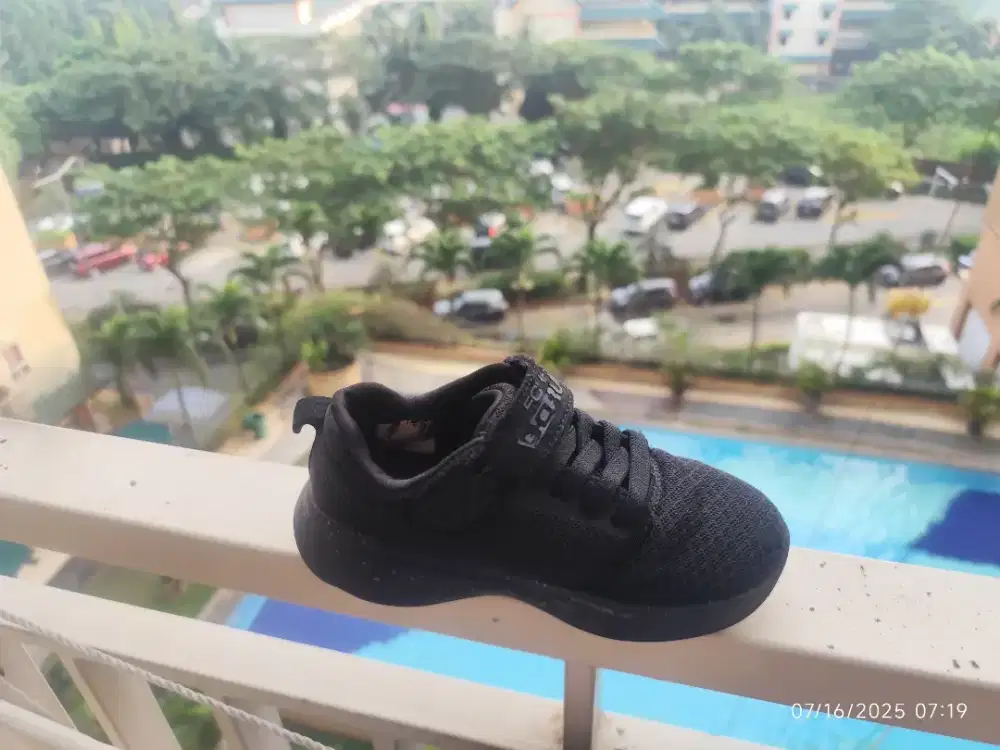 Preloved Sepatu Hitam Skechers Anak Laki-Laki