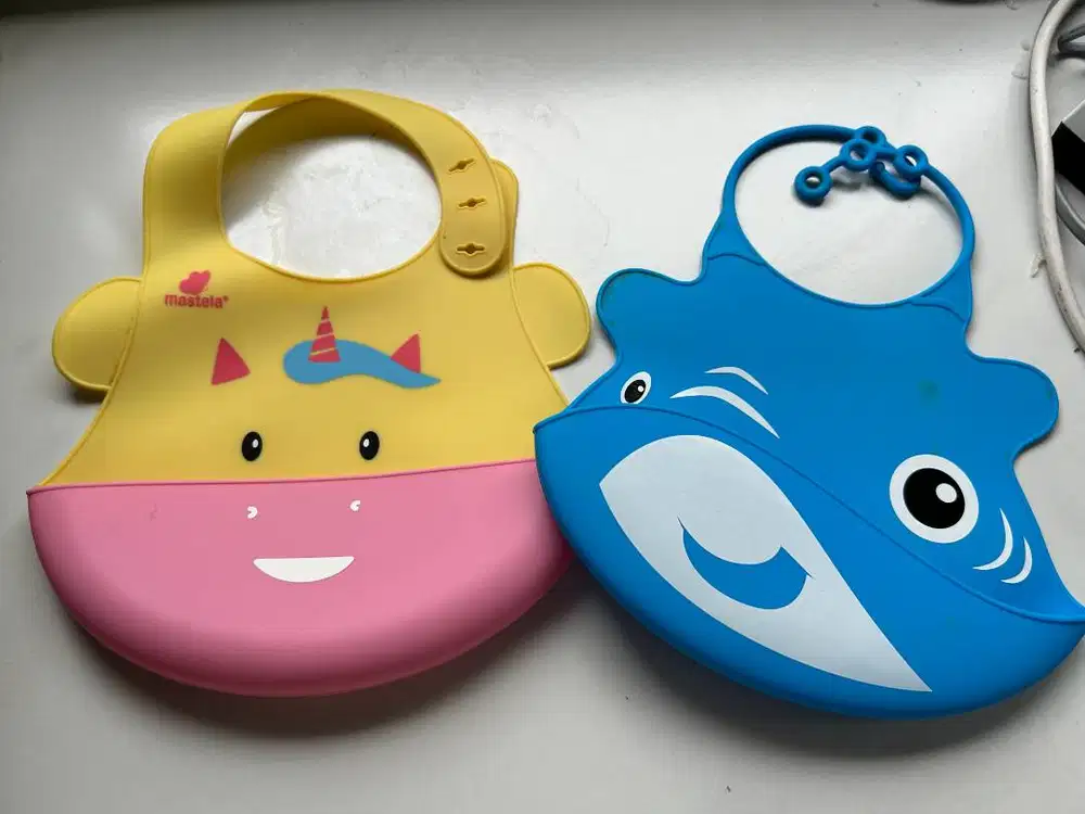 Pre-Loved Celemek Makan Bayi Silicone Waterproof 2pcs