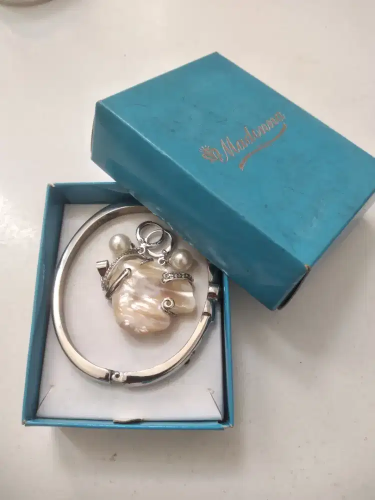 Dijual gelang anting mutiara dan mainan di kalung