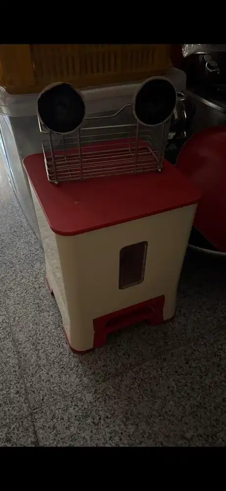 Tempat simpan beras bekas