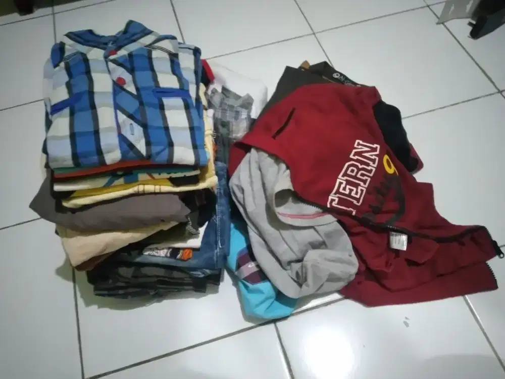 Baju bekas anak laki-laki