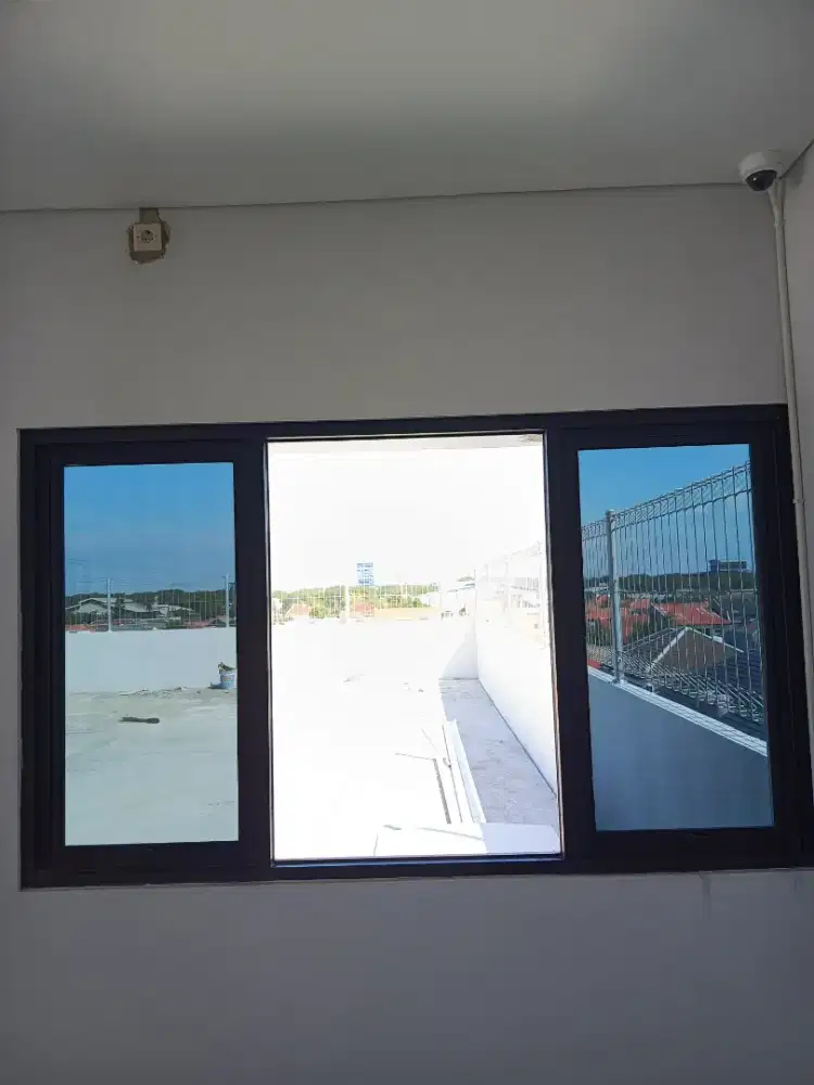 Jasa pasang stiker kaca film, silver black, sundblas dll