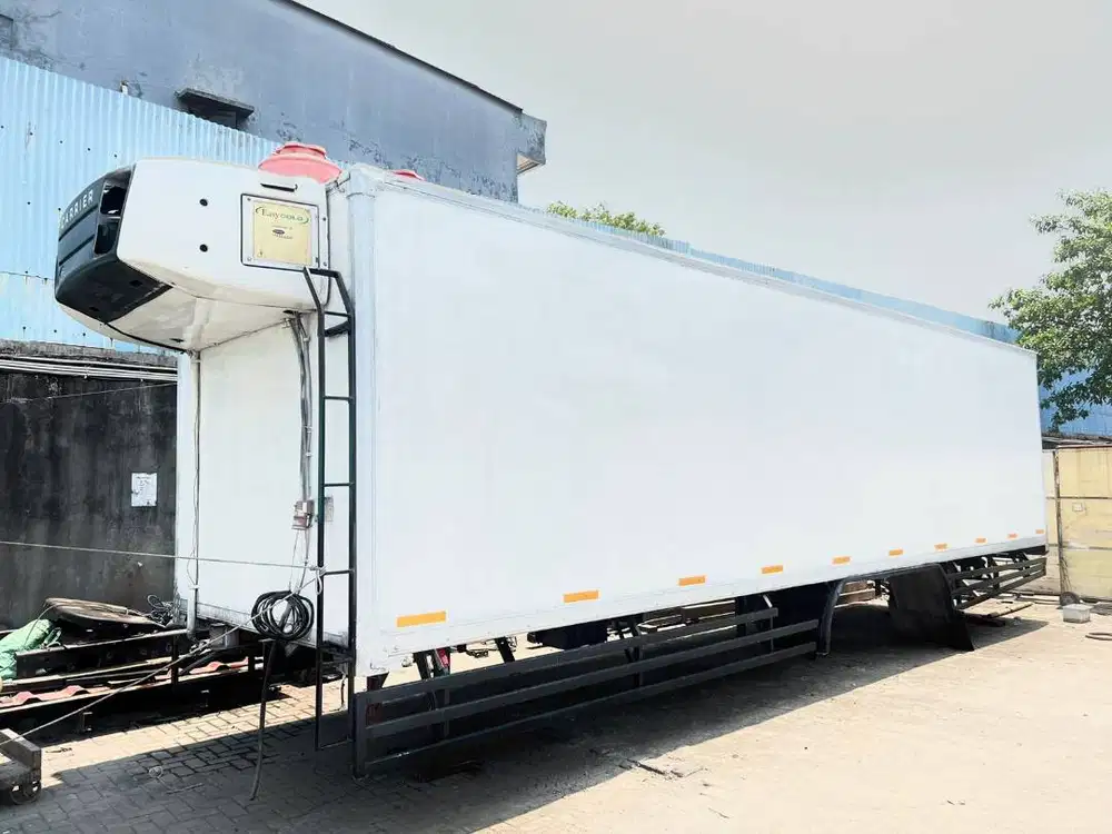 box freezer reefer fronzen tronton 6x2 Hino mitsubishi fuso isuzu giga