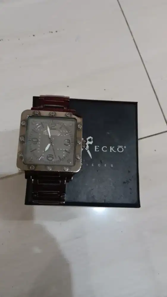 Jual jam tangan merek guess original lengkap fulset ya.