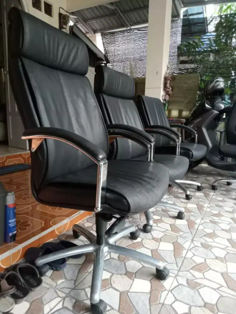 Kursi Kantor Bekas. Model Direktur