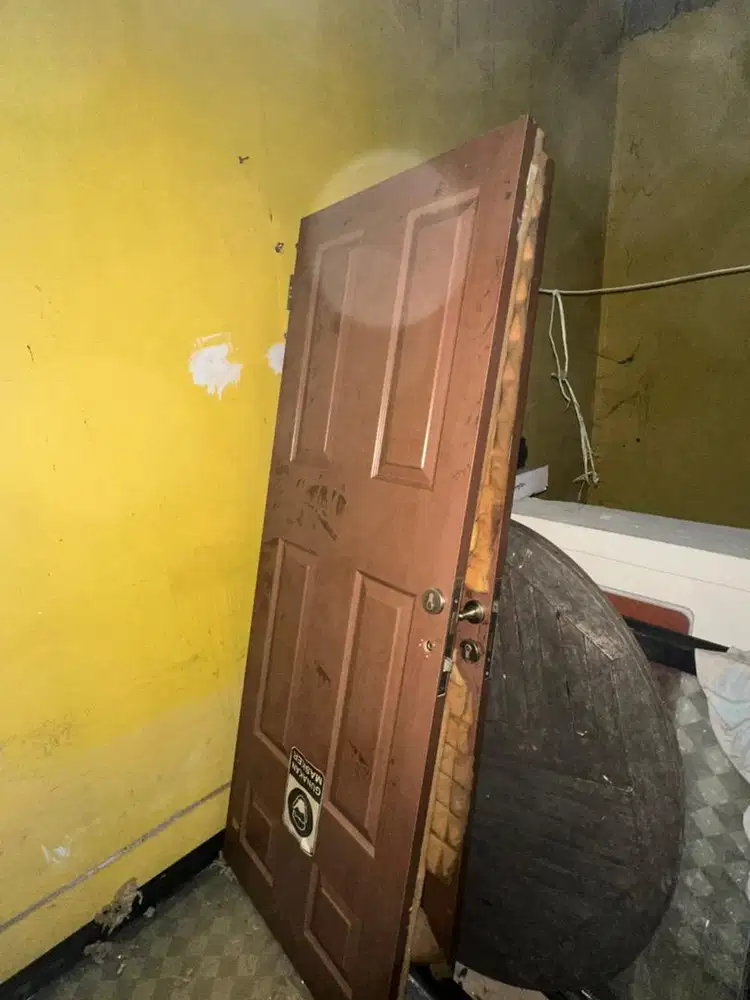 Pintu Kayu Tebal