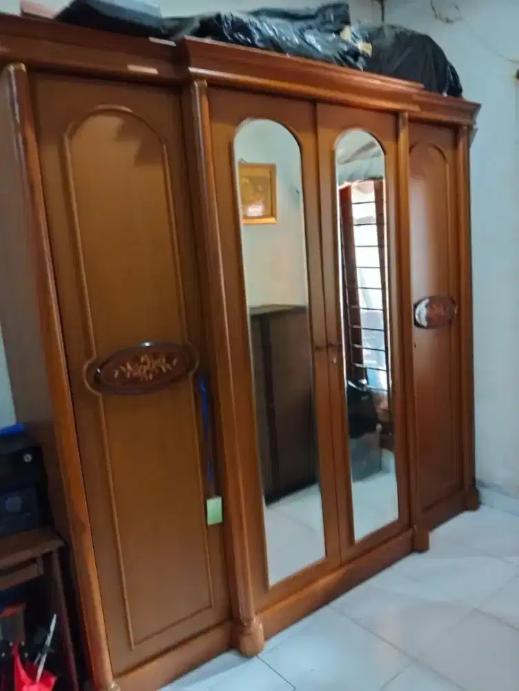 Lemari Pakaian 4 pintu