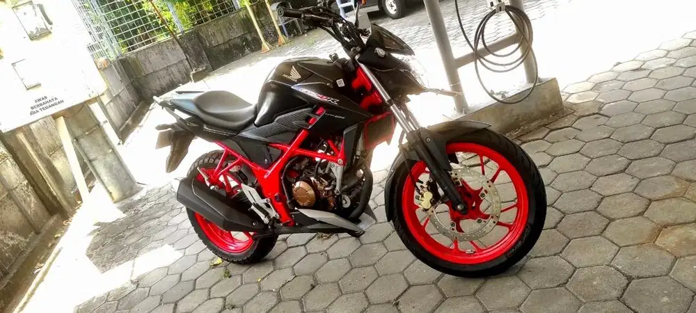 Dijual Honda CB150R  kondisi Low KM