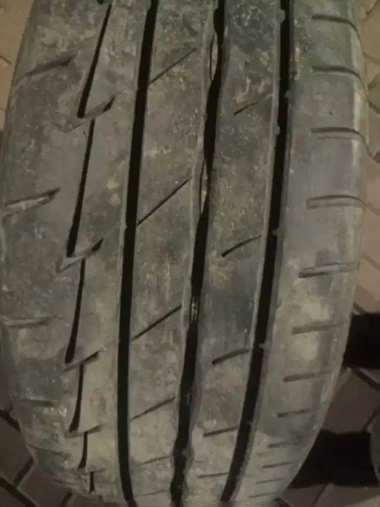 Ban mobil brigstone ring 18/235/50 masih tebel masih ada kembang nya