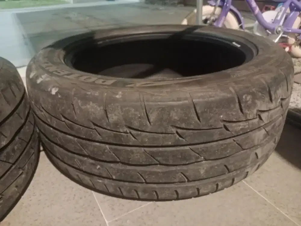 Ban mobil r18/235/50 brigatone belom lama beli masih ada kembang2 nya