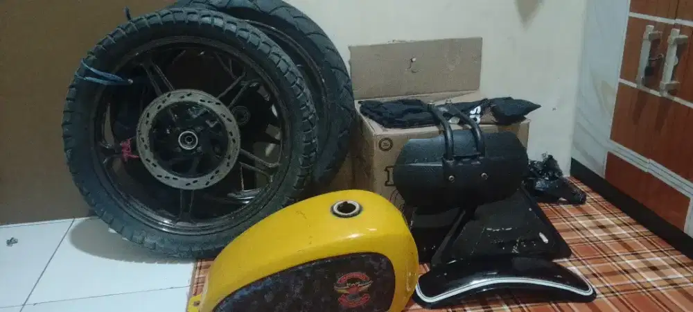 Pelek ingkaran 18 + ban Masi tebal, tangki dan spakbor depan belakang