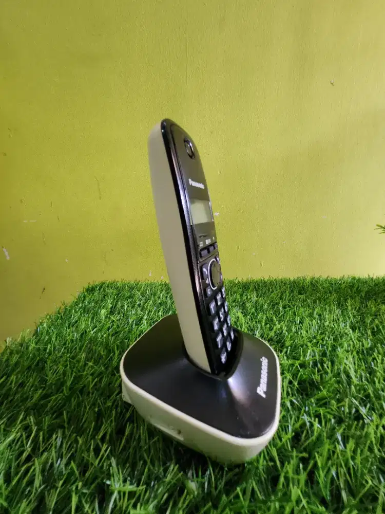 Telepon nirkabel (cordless phone) KX-TG1611JT berwarna hitam. 