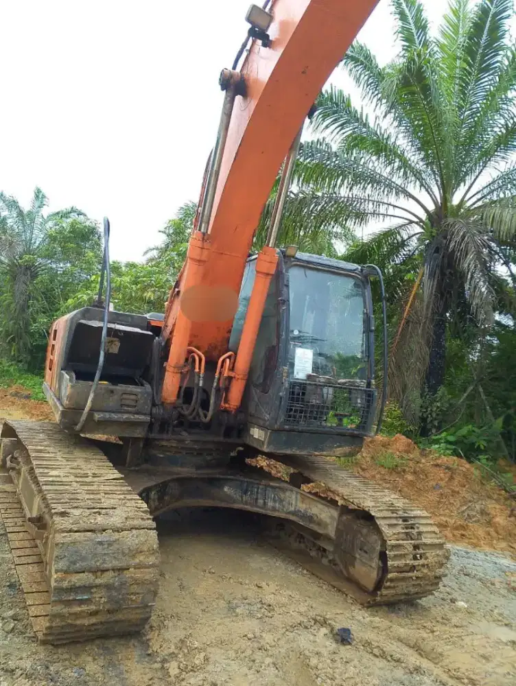 Exca Hitachi 210F 2016 + Breaker
 di Balikpapan