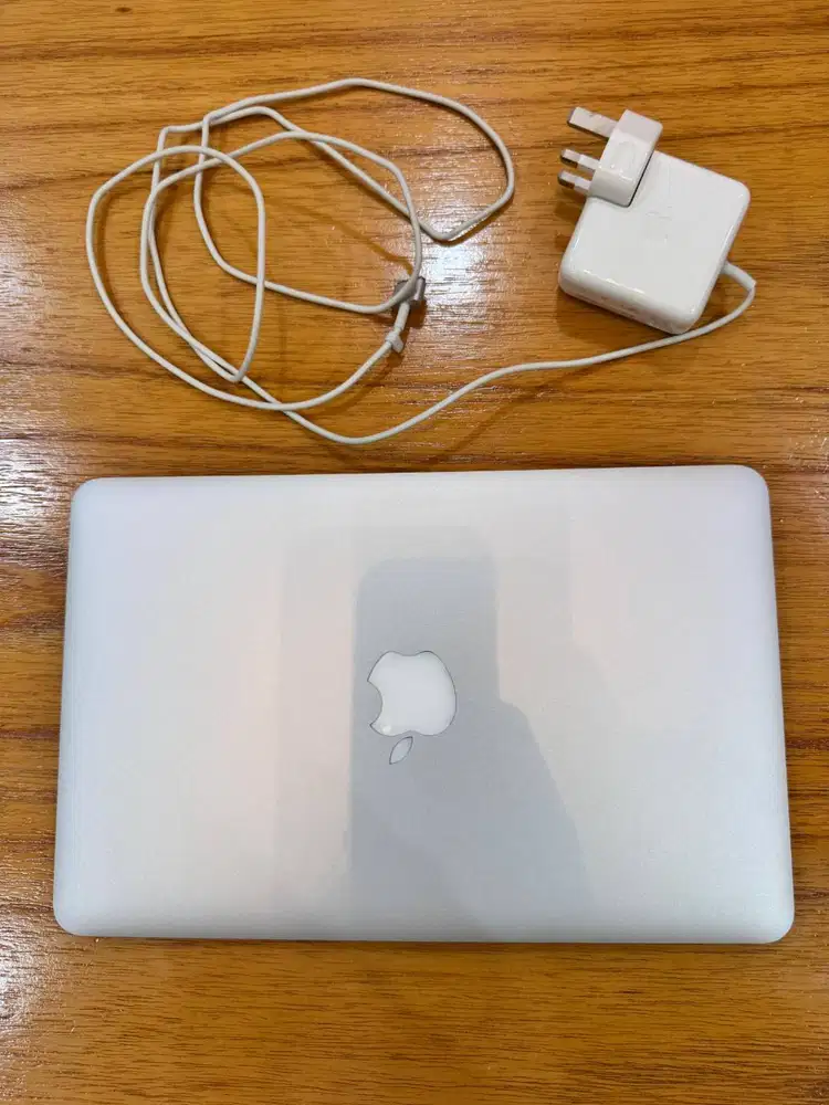 MacBook Air 11-inch – Tipis dan Ringan cocok untuk Kuliah dan Kerja