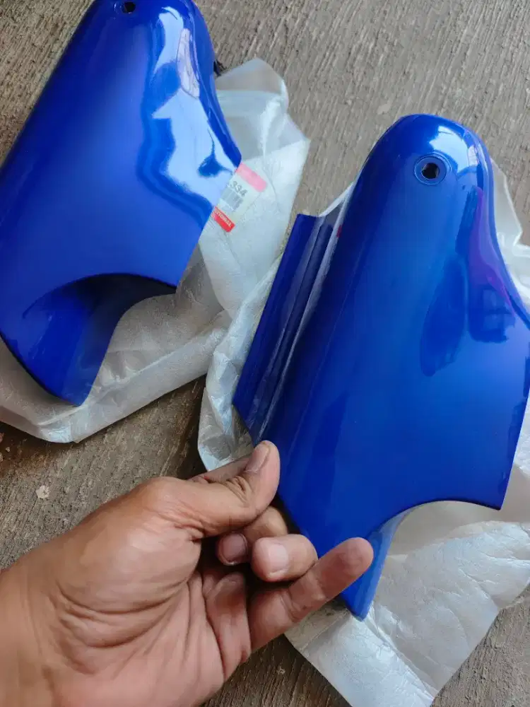 Cover kuping tutup spakbor kanan satria lumba biru ori suzuki