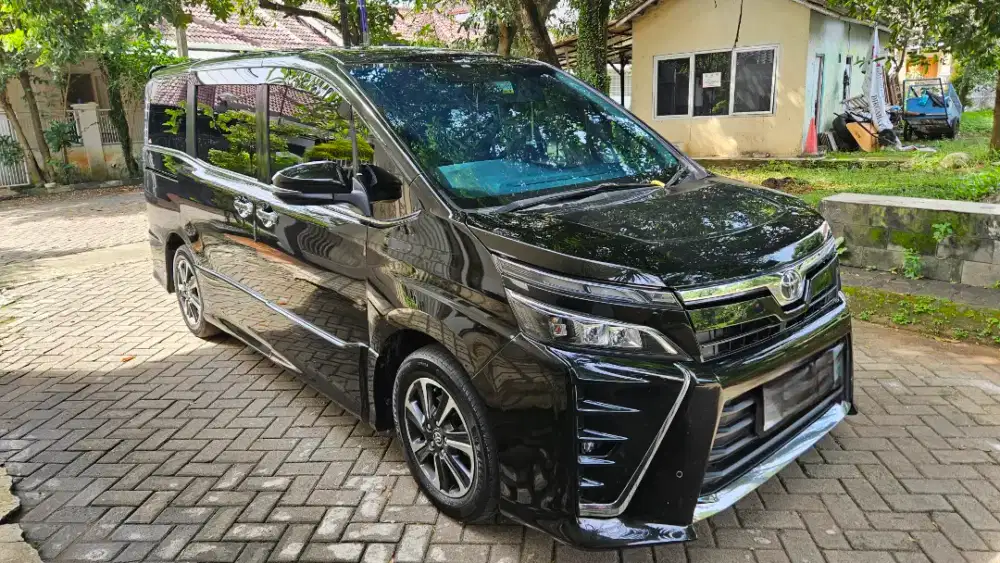 Toyota Voxy 2.0 Hitam