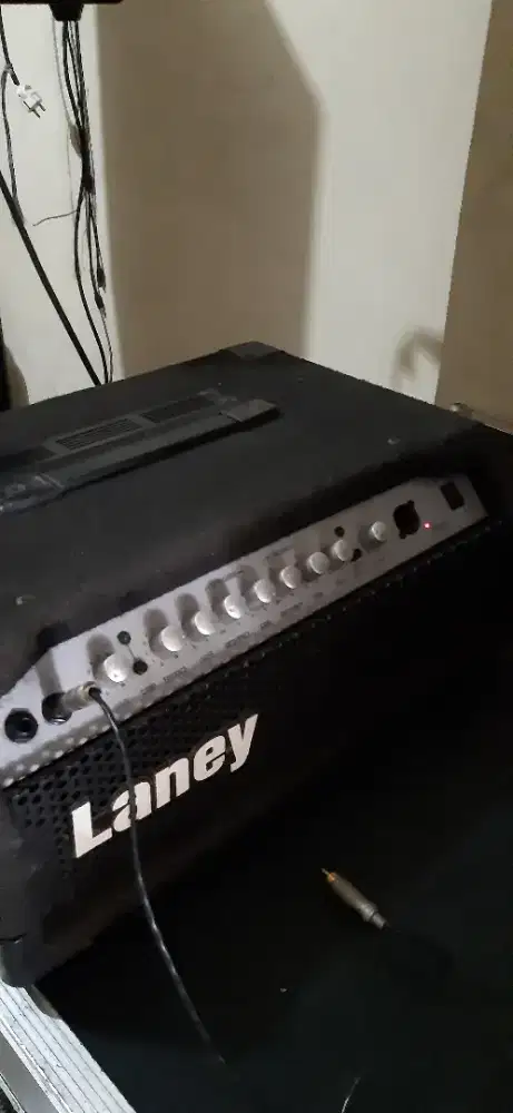 Jual NGASAL aj! HEAD BASS LANEY RB800 amp kondisi JOZZ