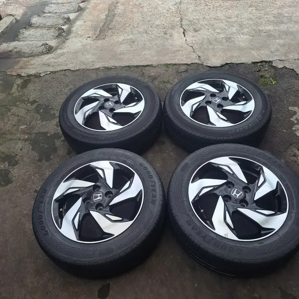 Velg dan ban mobilio rs r15 bisa tt