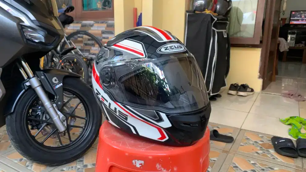 Helm Zeus ZS-813 Like New Size M