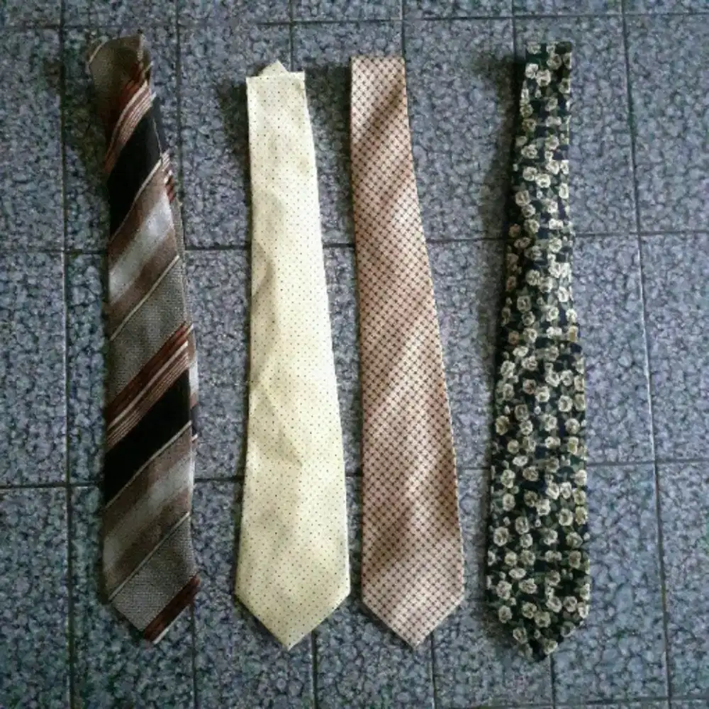 Dasi kantor bermacam corak