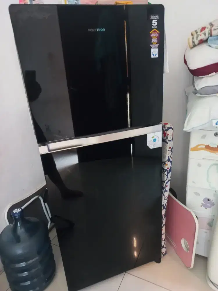 Kulkas dua pintu bekas tipe politron