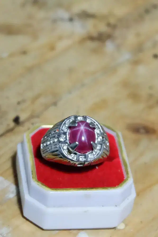 Cincin Ruby Star